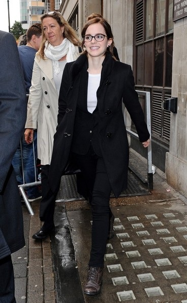Emma Watson mặc váy với... quần - 12 VN