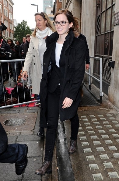 Emma Watson mặc váy với... quần - 13 VN