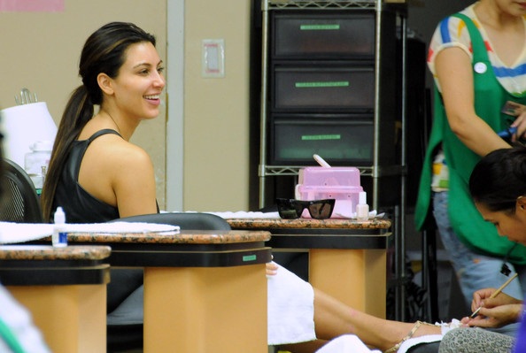 Kim “siêu vòng ba” nhợt nhạt tại tiệm làm móng - 9 VN