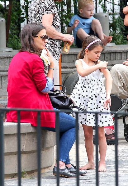 Katie Holmes vui chơi cùng con gái Suri tại công viên - 3 Vĩnh Ngọc