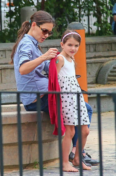 Katie Holmes vui chơi cùng con gái Suri tại công viên - 4 Vĩnh Ngọc