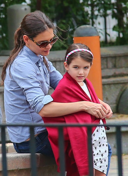 Katie Holmes vui chơi cùng con gái Suri tại công viên - 5 Vĩnh Ngọc