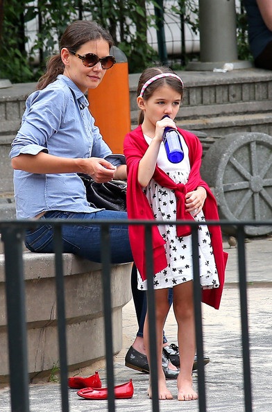 Katie Holmes vui chơi cùng con gái Suri tại công viên - 8 Vĩnh Ngọc