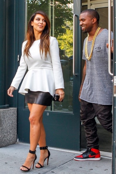 Kanye West đeo “xích” vàng to bự đi chơi với Kim siêu vòng ba - 1 Vĩnh Ngọc