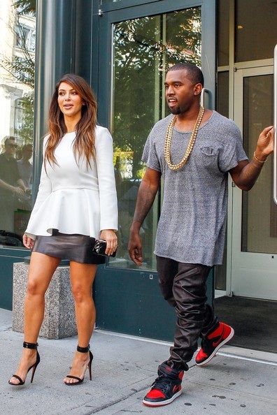 Kanye West đeo “xích” vàng to bự đi chơi với Kim siêu vòng ba - 2 Vĩnh Ngọc