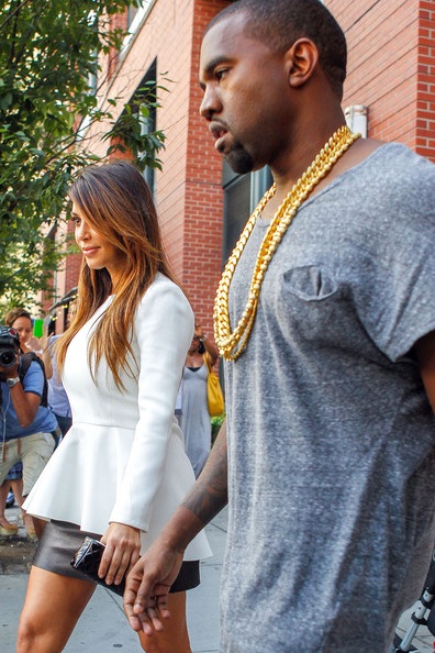 Kanye West đeo “xích” vàng to bự đi chơi với Kim siêu vòng ba - 4 Vĩnh Ngọc
