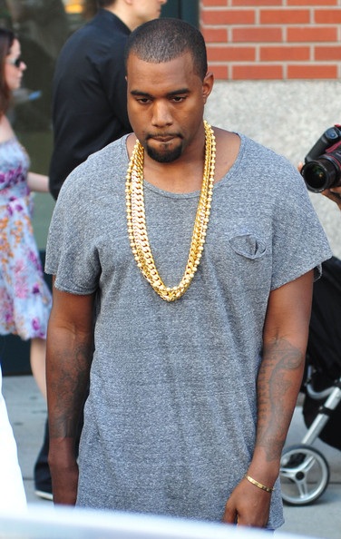 Kanye West đeo “xích” vàng to bự đi chơi với Kim siêu vòng ba - 7 Vĩnh Ngọc