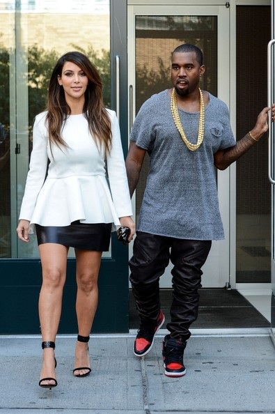 Kanye West đeo “xích” vàng to bự đi chơi với Kim siêu vòng ba - 9 Vĩnh Ngọc