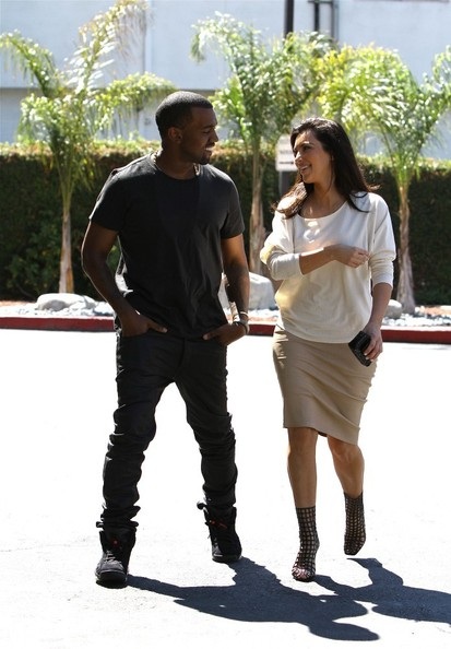 Kanye West đeo “xích” vàng to bự đi chơi với Kim siêu vòng ba - 13 Vĩnh Ngọc