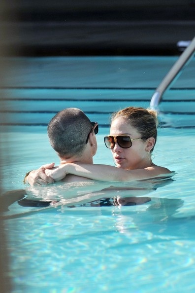 Jennifer Lopez tình tứ với bồ trẻ bên bể bơi - 5 Vĩnh Ngọc