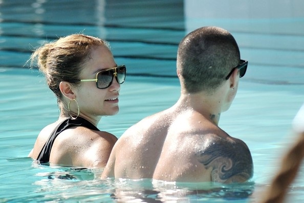 Jennifer Lopez tình tứ với bồ trẻ bên bể bơi - 9 Vĩnh Ngọc