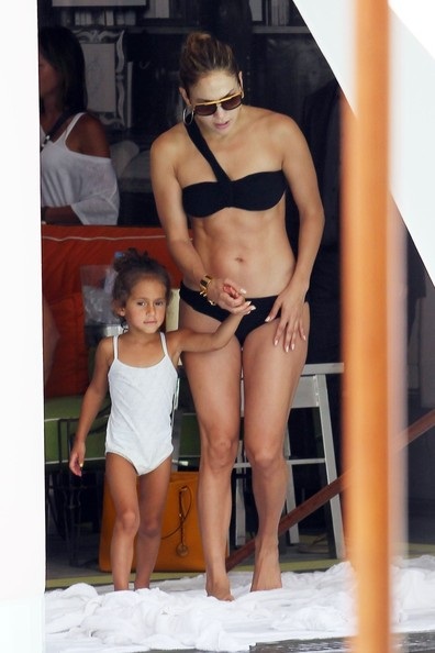 Jennifer Lopez tình tứ với bồ trẻ bên bể bơi - 10 Vĩnh Ngọc