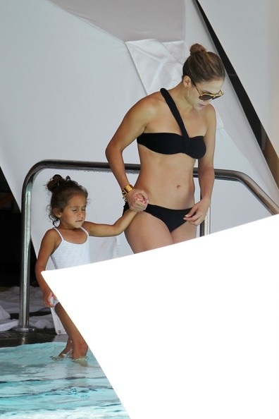 Jennifer Lopez tình tứ với bồ trẻ bên bể bơi - 11 Vĩnh Ngọc