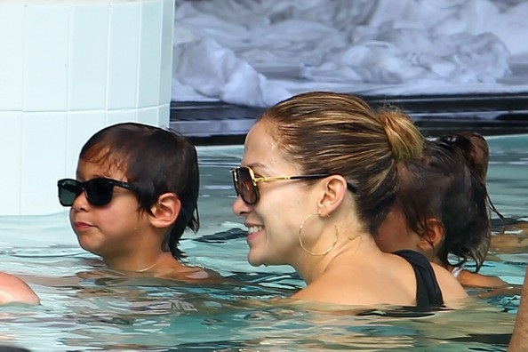 Jennifer Lopez tình tứ với bồ trẻ bên bể bơi - 12 Vĩnh Ngọc