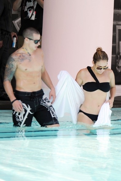 Jennifer Lopez tình tứ với bồ trẻ bên bể bơi - 1 Vĩnh Ngọc
