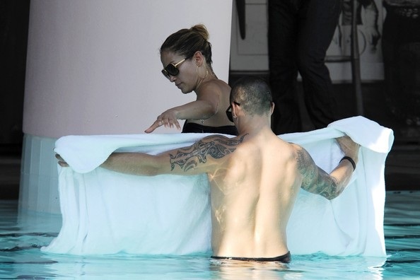 Jennifer Lopez tình tứ với bồ trẻ bên bể bơi - 15 Vĩnh Ngọc
