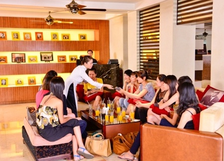 Điểm dừng chân tiếp theo của thí sinh Vietnam’s Next Top Model - 2 Các thí sinh được phát thẻ từ