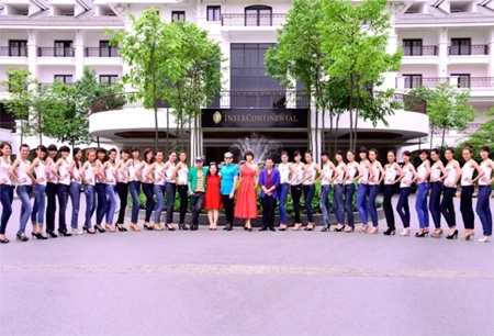 Điểm dừng chân tiếp theo của thí sinh Vietnam’s Next Top Model - 5 Thí sinh và BGK chụp hình lưu niệm