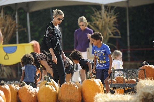 Heidi Klum đưa các con đi chơi Halloween - 2 VN