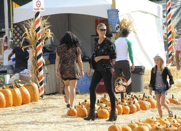 Heidi Klum đưa các con đi chơi Halloween - 4 VN