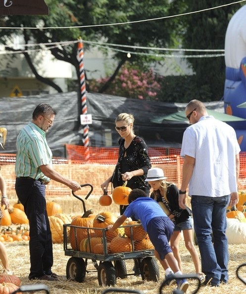 Heidi Klum đưa các con đi chơi Halloween - 6 VN