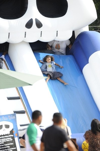 Heidi Klum đưa các con đi chơi Halloween - 8 VN