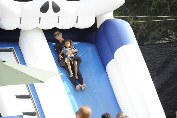 Heidi Klum đưa các con đi chơi Halloween - 10 VN