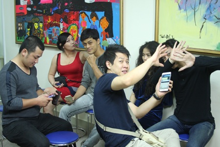 Thí sinh Giọng hát Việt học ứng xử - 2 Các thí sinh đùa vui trước ống kính