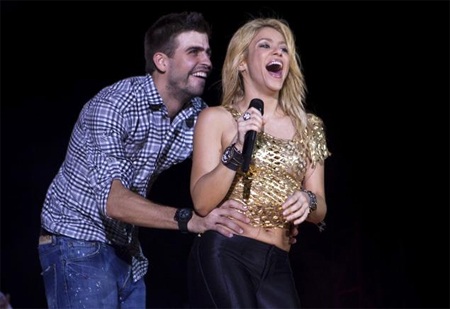 Shakira mang thai bé trai - 2 Shakira hạnh phúc bên người tình trẻ tuổi Gerard Pique