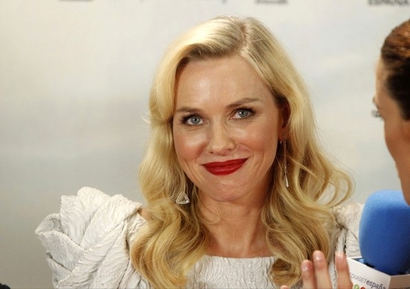 Naomi Watts tự tin với gương mặt đầy nếp nhăn - 5 VN