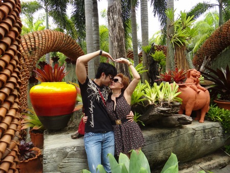 Bức ảnh ôm hôn thắm thiết của Hoàng Việt và tình già tỷ phú bị dư luận chỉ trích