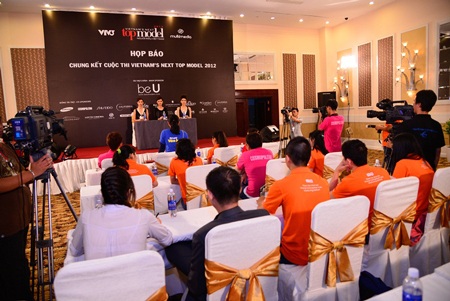 Thí sinh Vietnam’s Next Top Model "quan hệ công chúng" - 9 VN