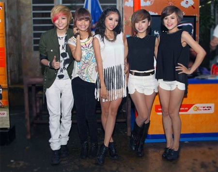 Game tương tác ảo khuấy động sân trường - 4 Nhóm X5 thì rất vui khi được đến với các trường