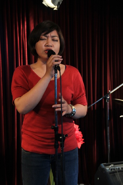 Hằng Bingboong say sưa tập hát cùng bạn bè - 13 Trong Khương