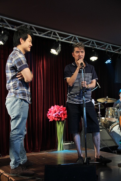 Hằng Bingboong say sưa tập hát cùng bạn bè - 14 Trong Khương