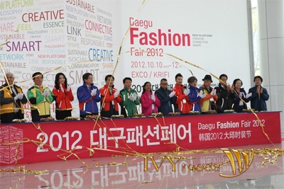 Ông Vũ Anh tham gia cắt băng khai mạc.