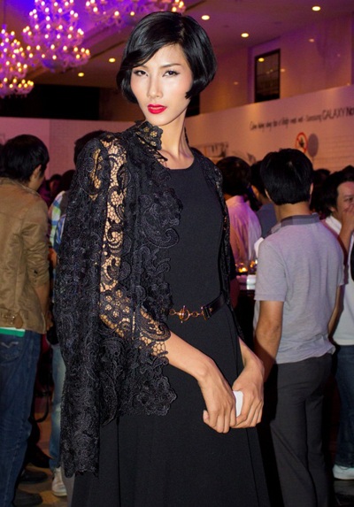 Hoàng Thùy quyến rũ với đầm đen