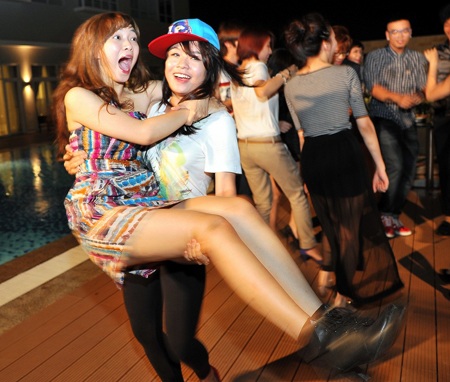 Thái Trinh bế bổng Đinh Hương.