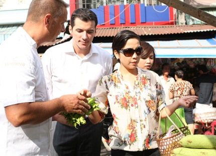 Mỹ Linh tái ngộ đầu bếp David Fransoret - 1 Năm 2011, Bếp trưởng David Fransoret được Mỹ Linh dẫn đi một vòng chợ Cũ Sài Gòn (chợ Hàm Nghi)