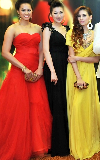 Dàn mỹ nhân đồng loạt mặc váy đỏ dự tiệc