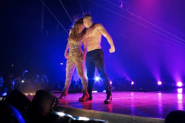 Jennifer Lopez cực kỳ gợi cảm trong buổi diễn tại London - 4 VN