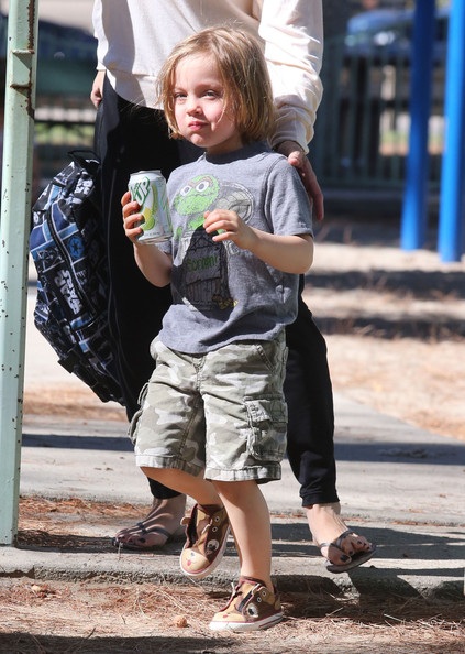 Hai nhóc sinh đôi nhà Jolie - Pitt đi chơi công viên - 8 VN