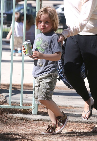 Hai nhóc sinh đôi nhà Jolie - Pitt đi chơi công viên - 9 VN
