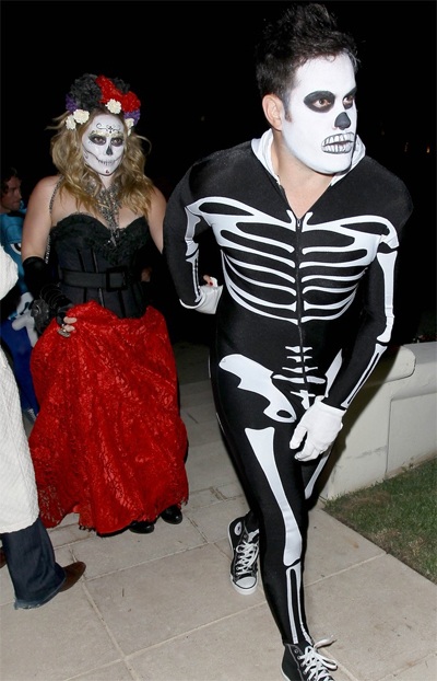 “Sao” hóa trang thế nào trong tiệc Halloween? - 1 Hilary Duff và chồng Mike Comrie