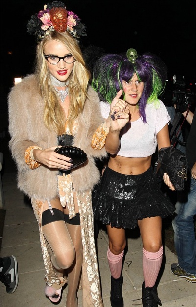 “Sao” hóa trang thế nào trong tiệc Halloween? - 3 Siêu mẫu Rosie Huntington-Whiteley (trái)