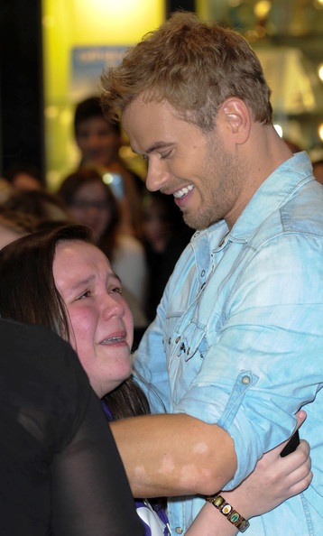 Fan òa khóc khi gặp “sao” phim Chạng vạng