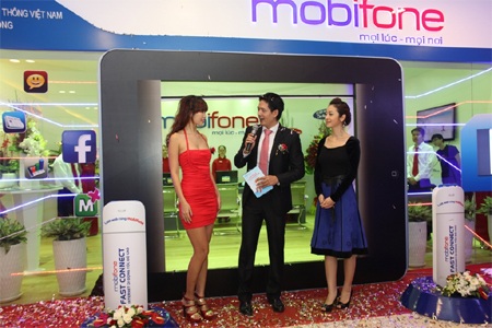 MC Bình Minh khởi động phần câu hỏi cho các người đẹp về thói quen sử dụng 3G trên điện thoại