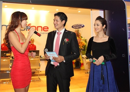MC Bình Minh khởi động phần câu hỏi cho các người đẹp về thói quen sử dụng 3G trên điện thoại