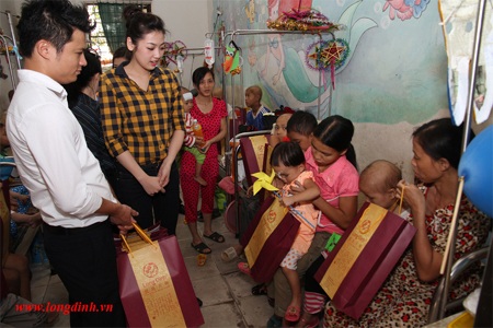 Trung Thu thiện nguyện cùng Á hậu Dương Tú Anh - 1 Trung Thu thiện nguyện cùng Á hậu Dương Tú Anh