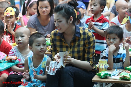 Trung Thu thiện nguyện cùng Á hậu Dương Tú Anh - 7 Á Hậu chụp lưu niệm cùng đại diện nhà tài trợ.